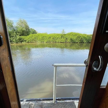 Dutch Cruiser Ship On A Tranquil Secluded River Tonbridge Exteriér fotografie