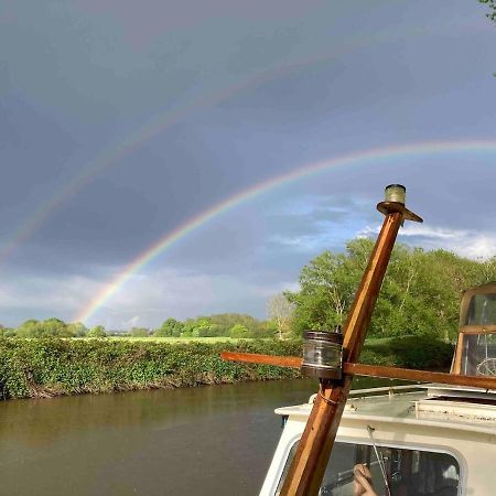 Dutch Cruiser Ship On A Tranquil Secluded River Tonbridge Exteriér fotografie