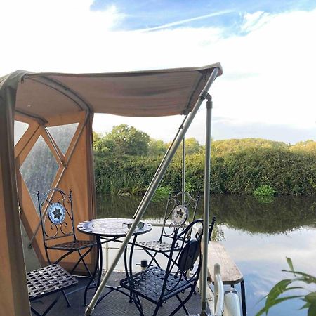 Dutch Cruiser Ship On A Tranquil Secluded River Tonbridge Exteriér fotografie