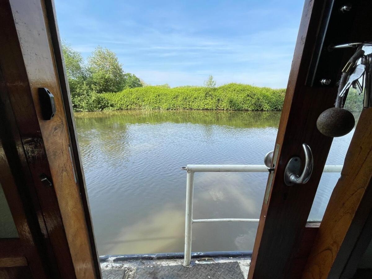 Dutch Cruiser Ship On A Tranquil Secluded River Tonbridge Exteriér fotografie
