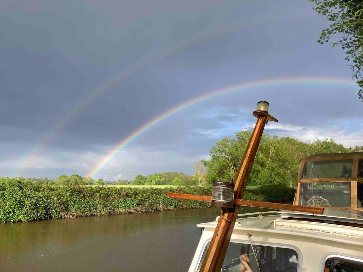 Dutch Cruiser Ship On A Tranquil Secluded River Tonbridge Exteriér fotografie