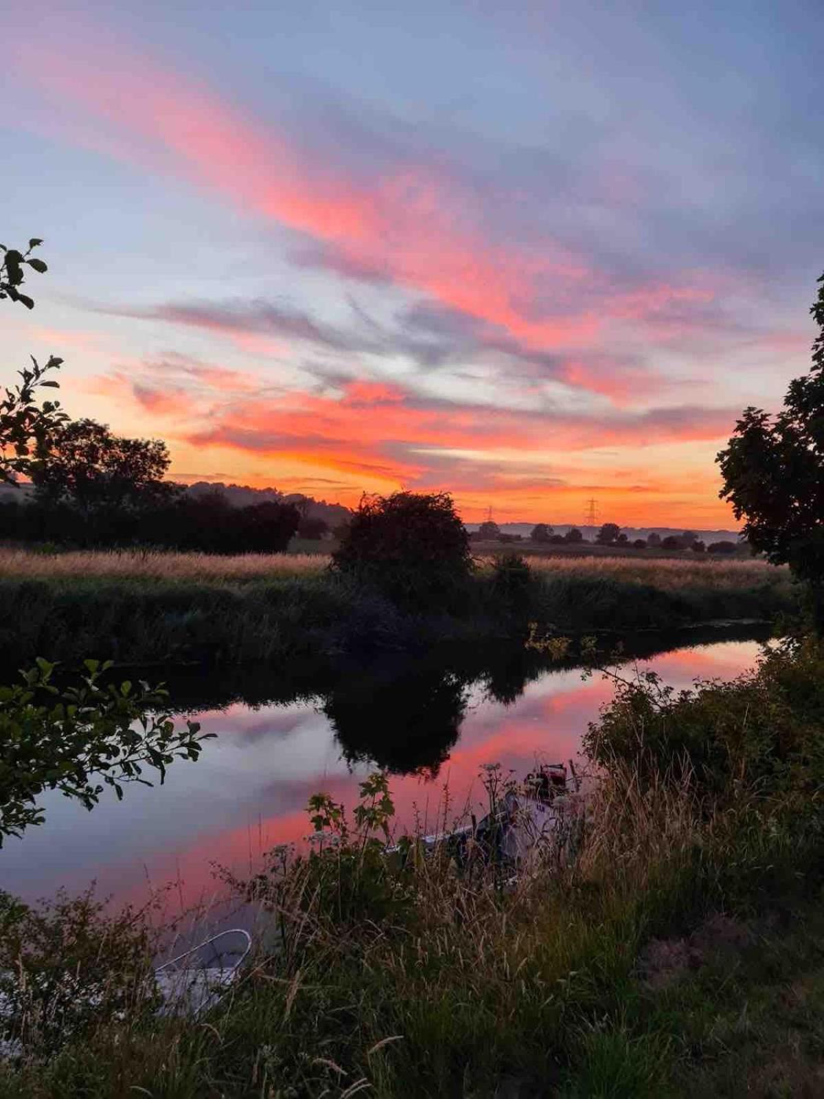 Dutch Cruiser Ship On A Tranquil Secluded River Tonbridge Exteriér fotografie