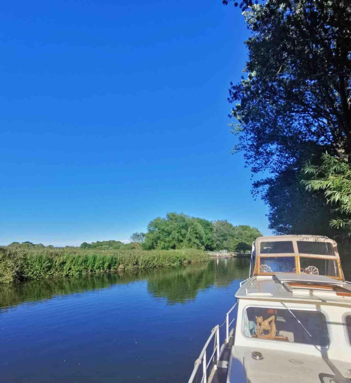 Dutch Cruiser Ship On A Tranquil Secluded River Tonbridge Exteriér fotografie