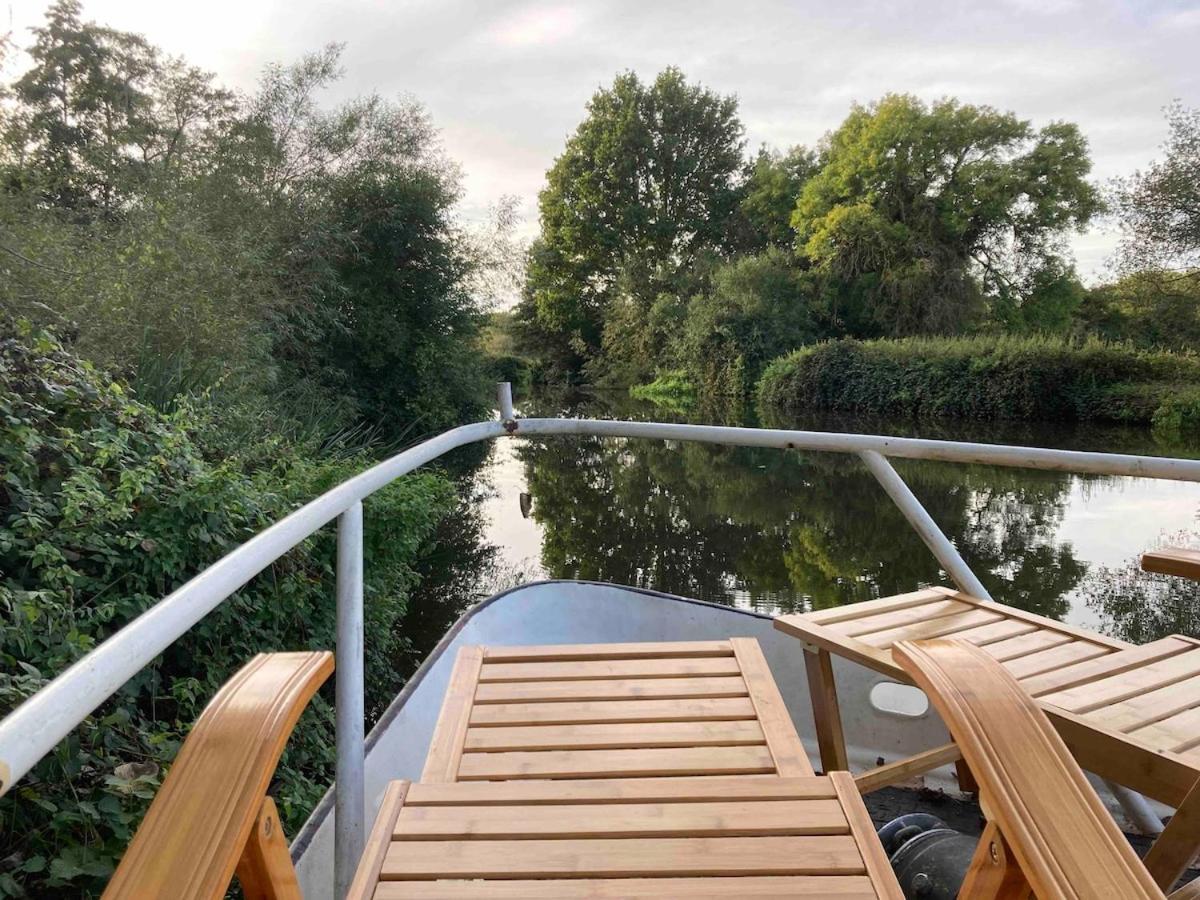 Dutch Cruiser Ship On A Tranquil Secluded River Tonbridge Exteriér fotografie