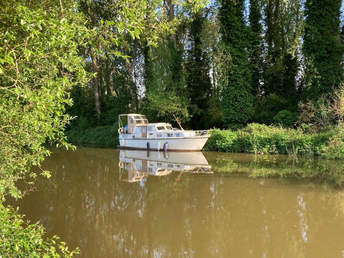 Dutch Cruiser Ship On A Tranquil Secluded River Tonbridge Exteriér fotografie