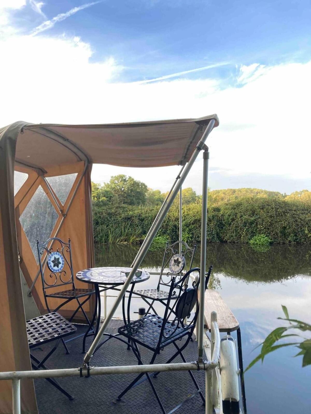 Dutch Cruiser Ship On A Tranquil Secluded River Tonbridge Exteriér fotografie