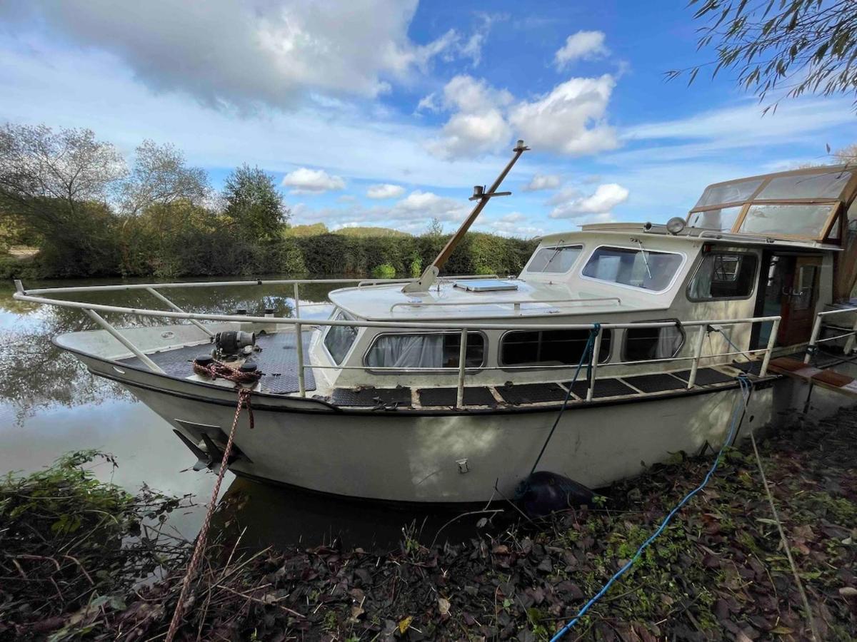 Dutch Cruiser Ship On A Tranquil Secluded River Tonbridge Exteriér fotografie