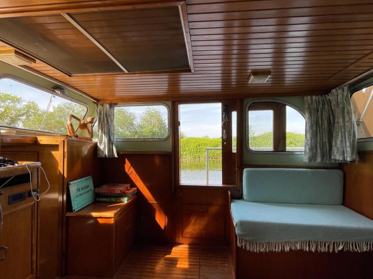 Dutch Cruiser Ship On A Tranquil Secluded River Tonbridge Exteriér fotografie