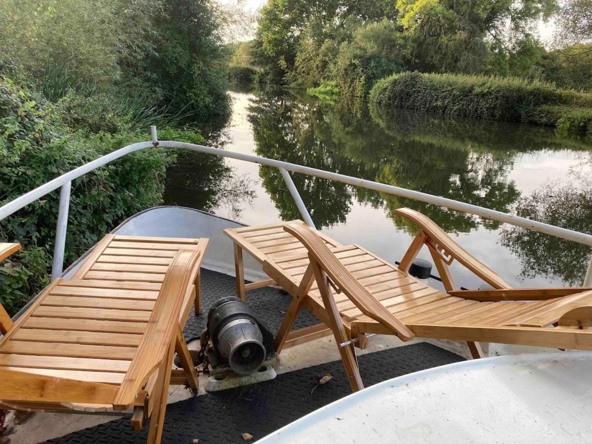 Dutch Cruiser Ship On A Tranquil Secluded River Tonbridge Exteriér fotografie