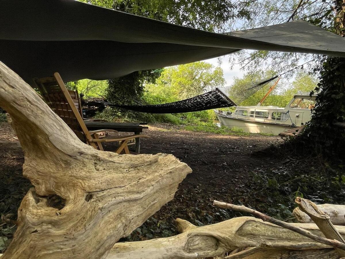 Dutch Cruiser Ship On A Tranquil Secluded River Tonbridge Exteriér fotografie