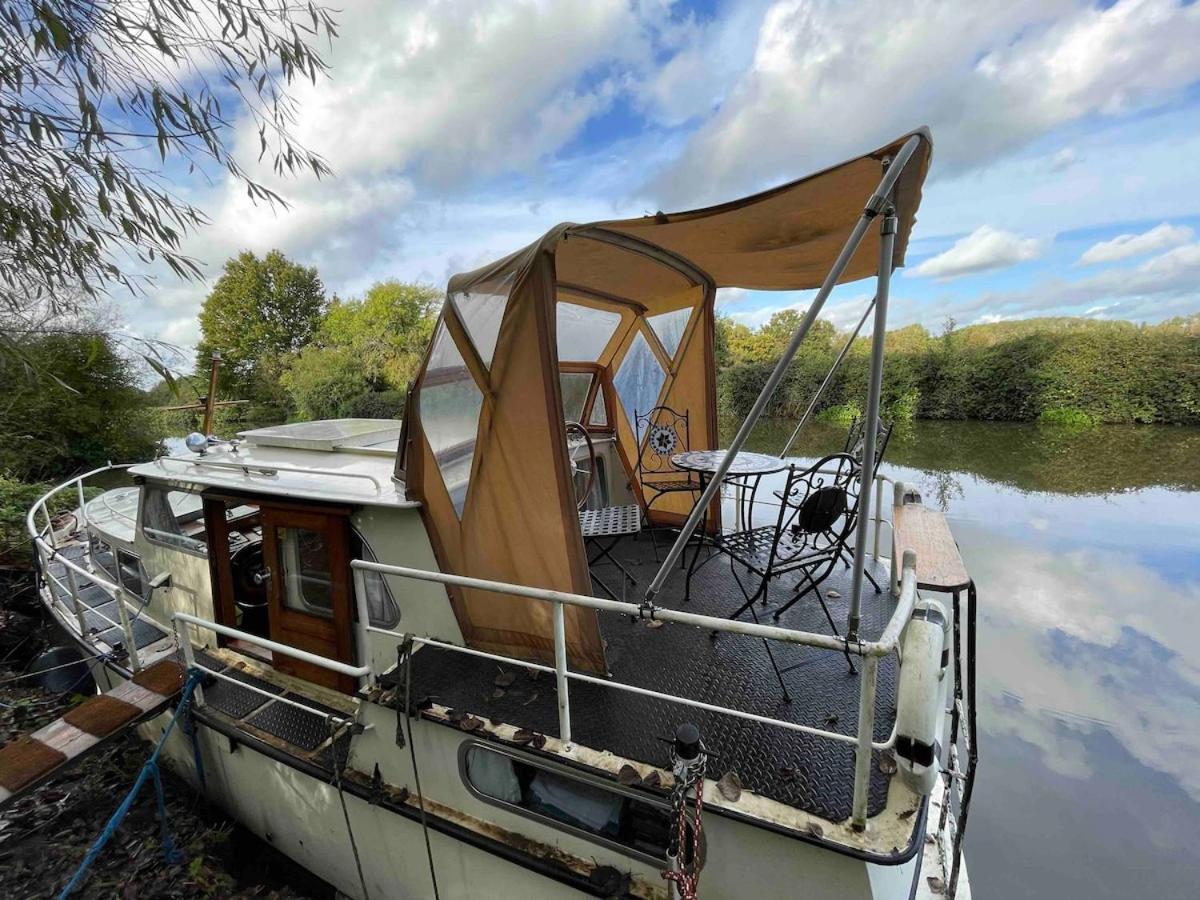 Dutch Cruiser Ship On A Tranquil Secluded River Tonbridge Exteriér fotografie