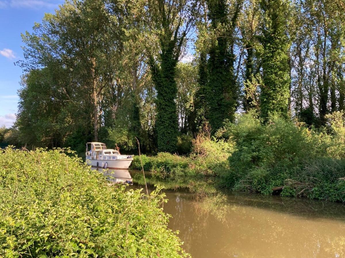 Dutch Cruiser Ship On A Tranquil Secluded River Tonbridge Exteriér fotografie
