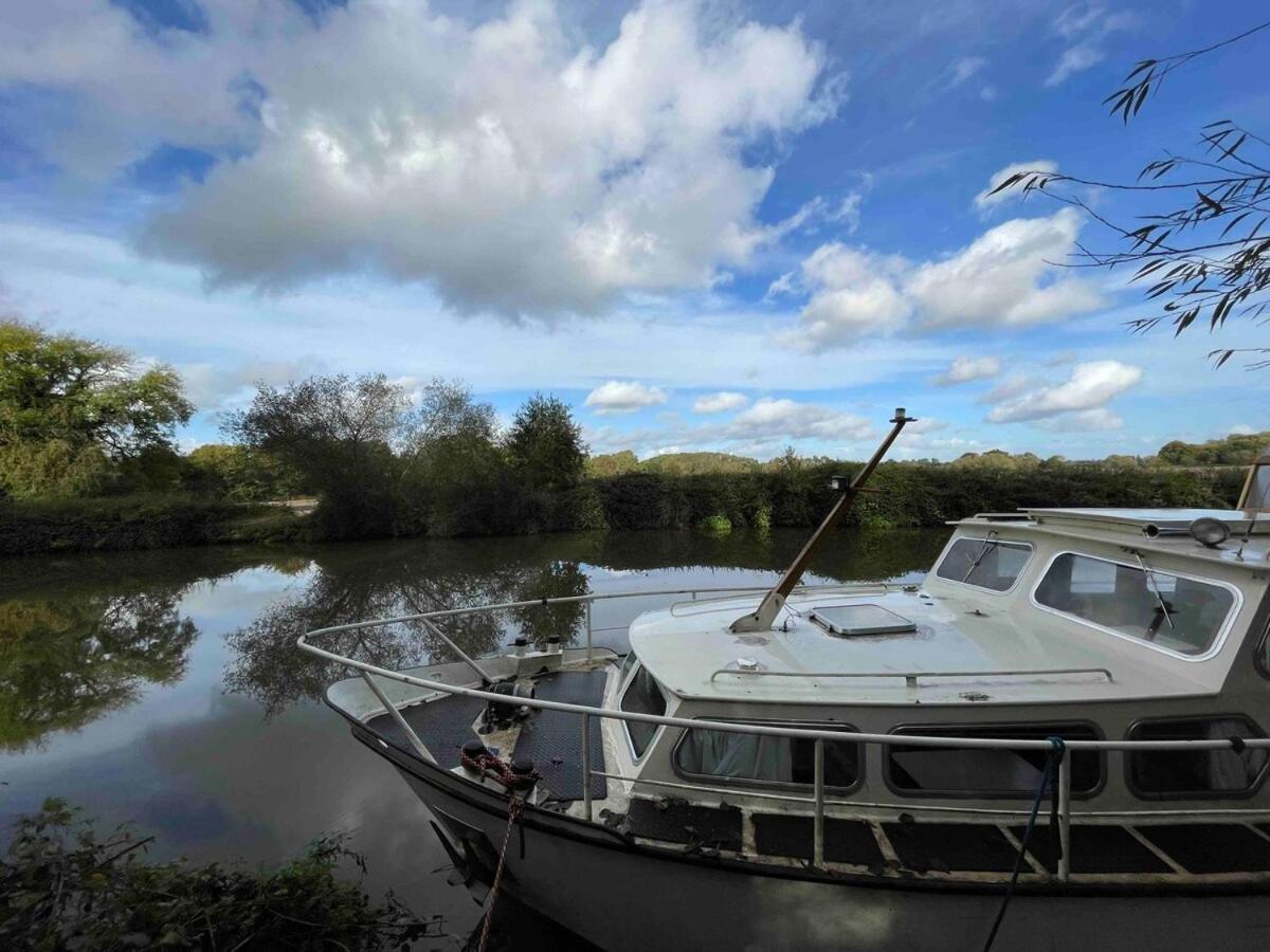 Dutch Cruiser Ship On A Tranquil Secluded River Tonbridge Exteriér fotografie