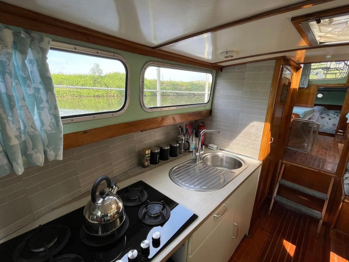 Dutch Cruiser Ship On A Tranquil Secluded River Tonbridge Exteriér fotografie