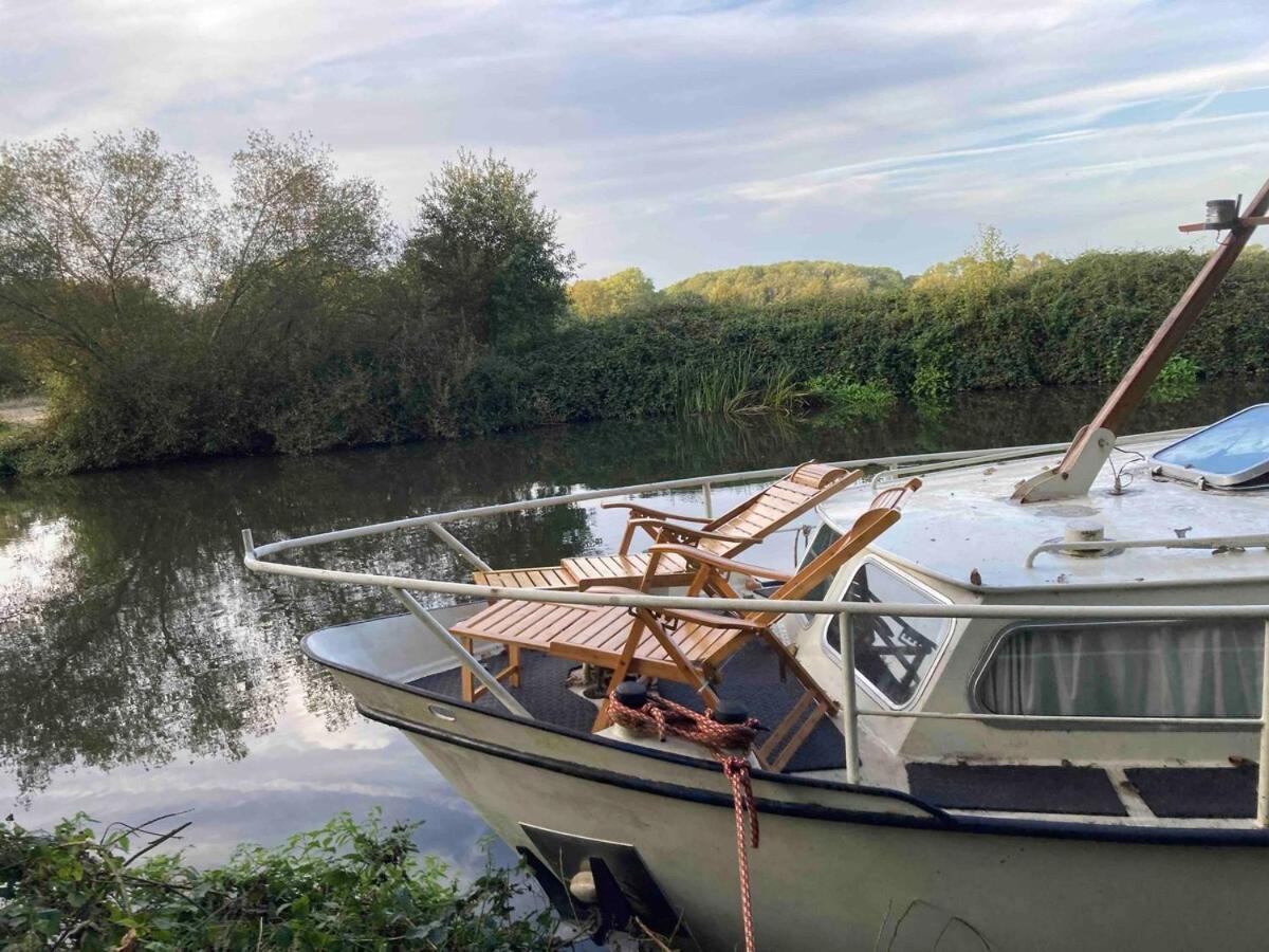 Dutch Cruiser Ship On A Tranquil Secluded River Tonbridge Exteriér fotografie