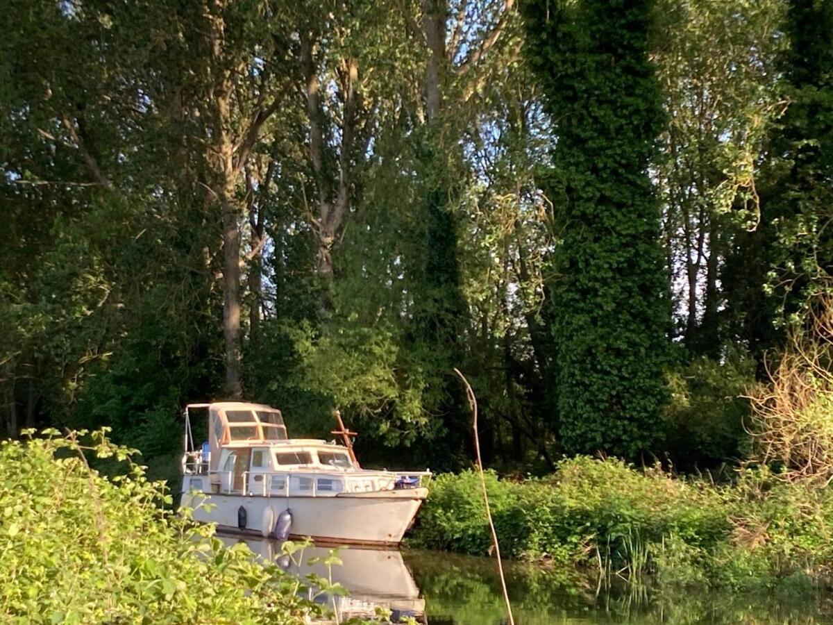 Dutch Cruiser Ship On A Tranquil Secluded River Tonbridge Exteriér fotografie