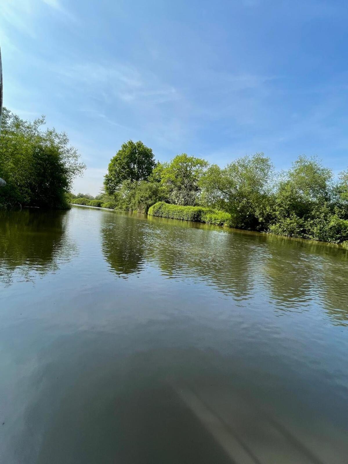 Dutch Cruiser Ship On A Tranquil Secluded River Tonbridge Exteriér fotografie