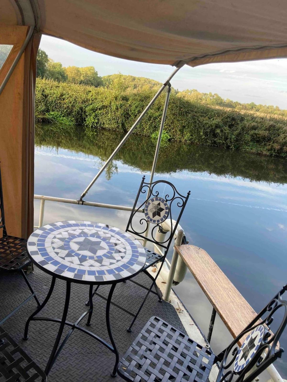 Dutch Cruiser Ship On A Tranquil Secluded River Tonbridge Exteriér fotografie