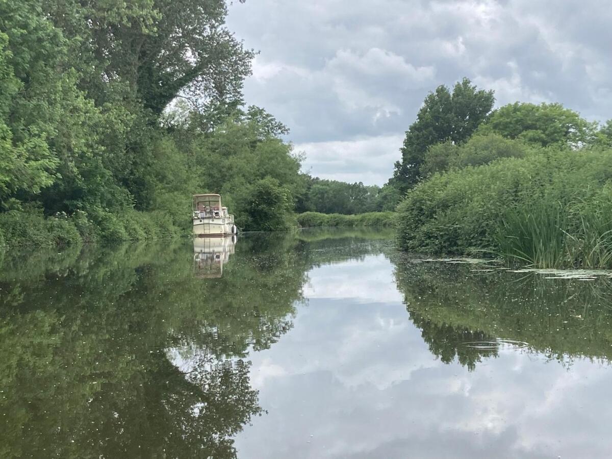 Dutch Cruiser Ship On A Tranquil Secluded River Tonbridge Exteriér fotografie