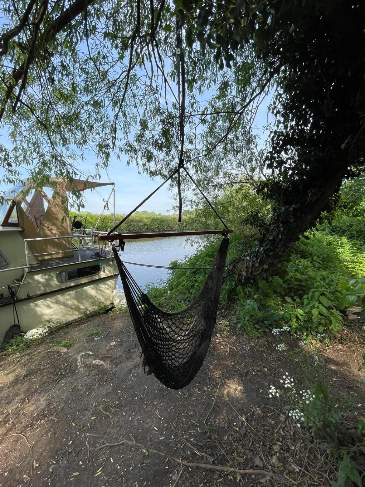 Dutch Cruiser Ship On A Tranquil Secluded River Tonbridge Exteriér fotografie